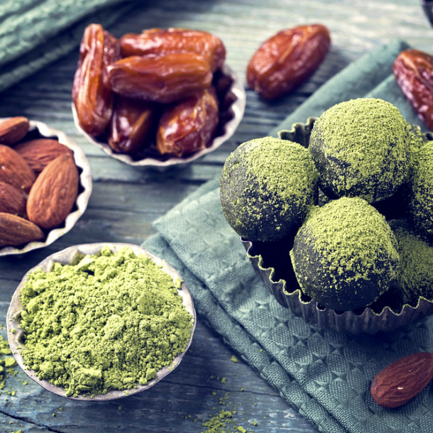 Energy balls aux dattes, amandes, cacao et matcha 