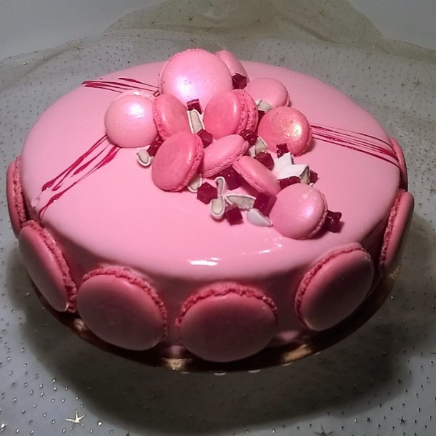 Entremet mousse dragées, crémeux framboises, dacquoise amande, confit de framboises...