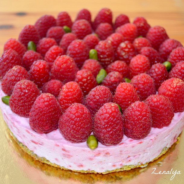 Entremet mousse framboise, biscuit pistache