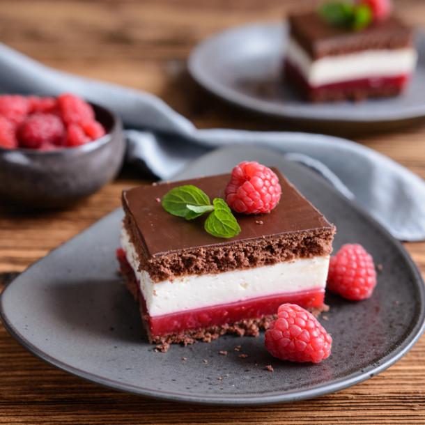 Entremets Framboises, Chocolat au Lait et Vanille