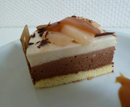 Entremets Saveurs du Nord (mousse poire, chocolat et nappage caramel)