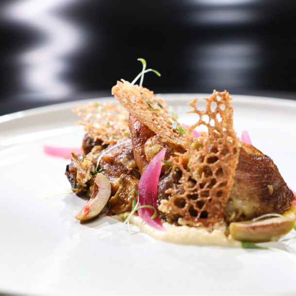 Epaule d’agneau confite au jus, pois chiche, coriandre et chorba