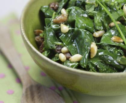 Epinards aux raisins et aux pignons