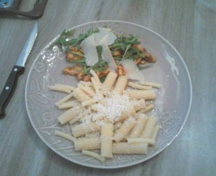 Escalope de dinde, pesto rosso, roquette et parmesan.