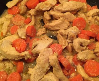 Escalope de poulet au curry, oignons, et carottes