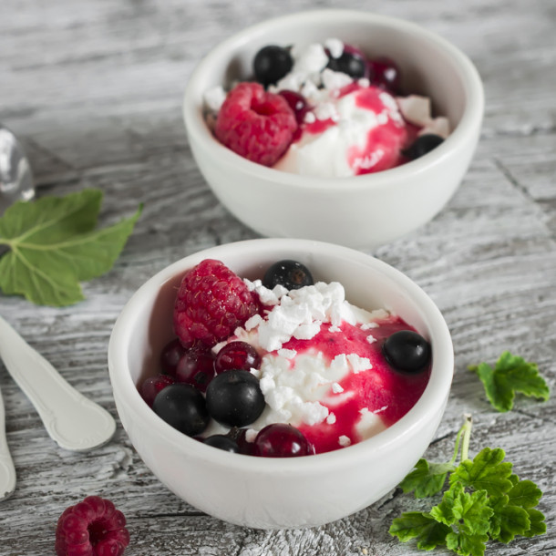 Faisselle de chèvre au coulis de fruits rouges