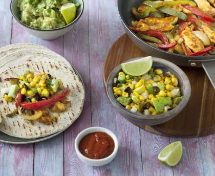 Fajitas classiques au poulet et poivrons, salsa de maïs, avocat et coriandre