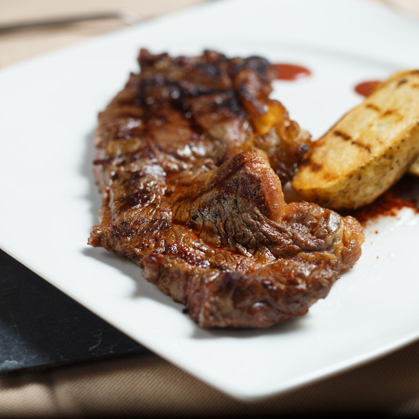 Faux filets grillés et pommes sautées
