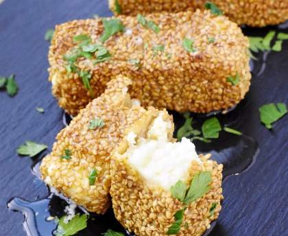 Feta grillée au sésame et au miel