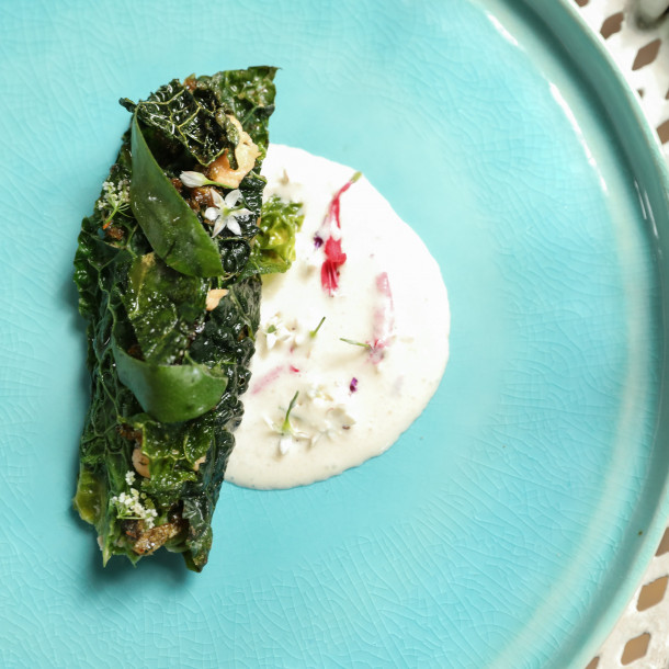 Feuille à feuille de chou, truite fumée, crème aux fleurs