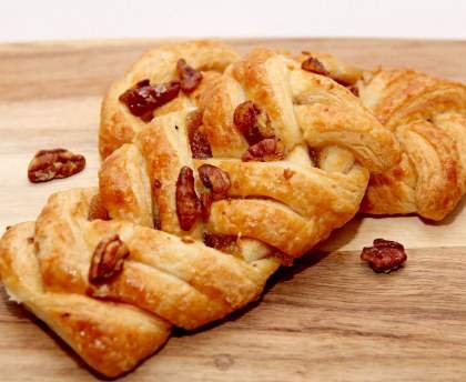 Feuilleté caramélisé aux pommes et aux noix