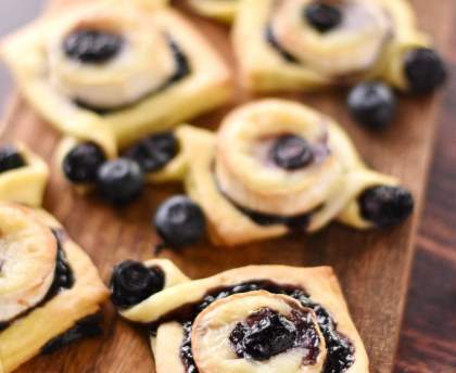 Feuilletés au chèvre et aux myrtilles