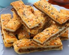 Feuilletés au thon fumé, paprika et sésame