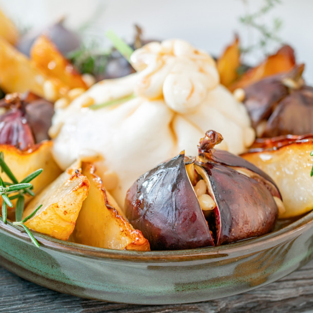Figues rôties à la burrata miel et pignon