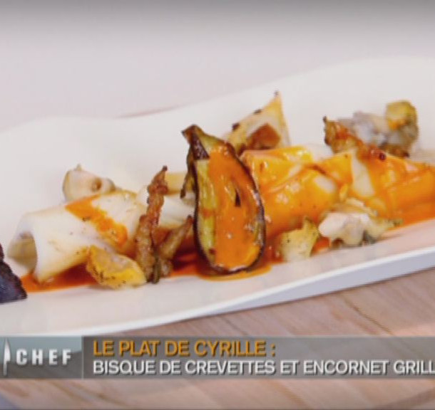 Filet de lotte poché dans un bouillon à l'ail, sauce aux herbes et ses légumes