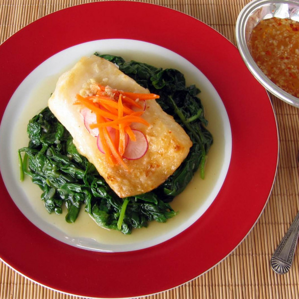 Filet de poisson grillé avec épinards et sauce thaï