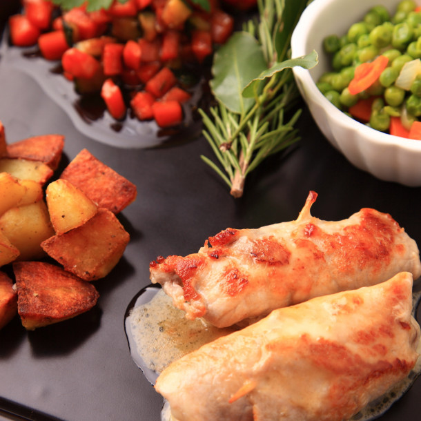 Filet de poulet farci au fromage et tomates confites
