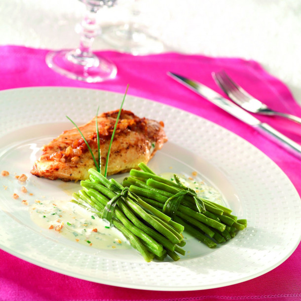 Filet de volaille et fagot de haricots verts au fromage ail et fines herbes