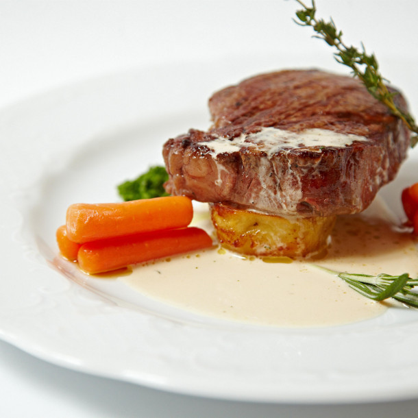 Filet mignon au cidre, pommes, champignons et lardons