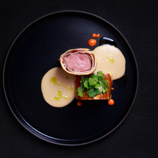 Filet mignon en croûte à l'Italienne sur fondue de poireaux