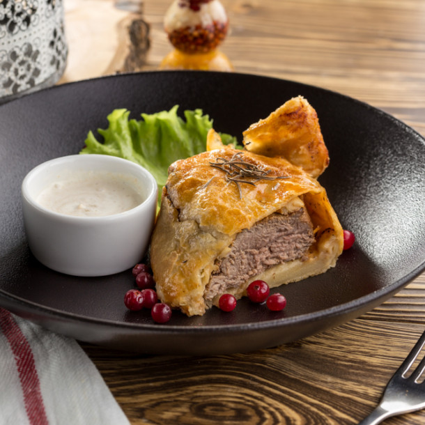 Filet mignon en croûte au lard et sa sauce moutarde