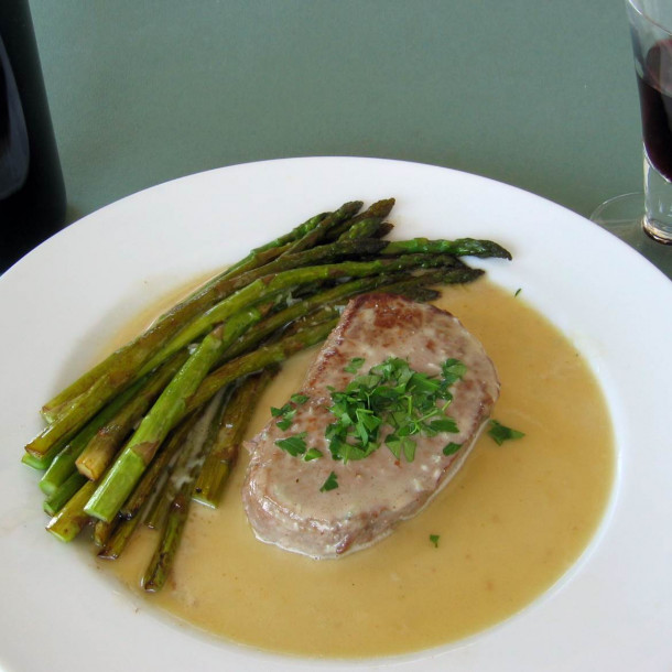 Filet mignon et asperges, sauce au gorgonzola