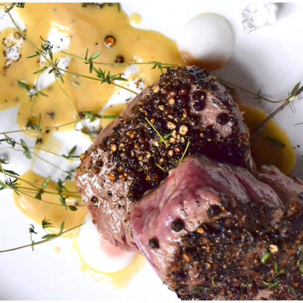 Filets de boeuf  fumé au branche de genièvre aux champignons, sauce au champagne.