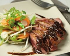 Filets de canette, sauce cacaotée et wok de légumes au sirop d'agave