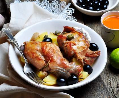 Filets de lièvre aux petits oignons et aux raisins