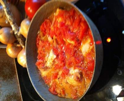 Filets de merlan aux tomates et aux oignons
