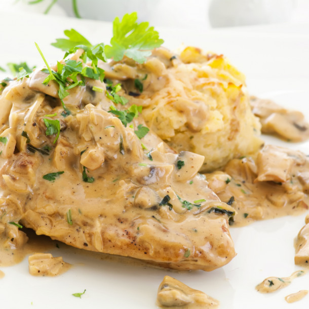 Filets de poulet aux cèpes en cocotte