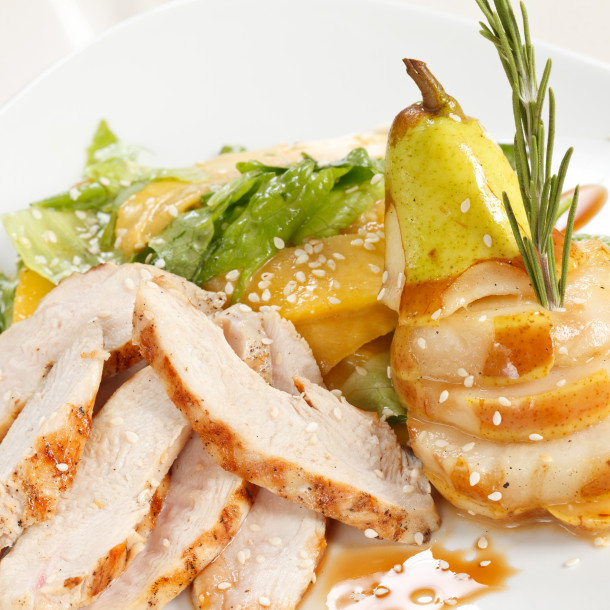 Filets de poulet aux poires et aux poivres