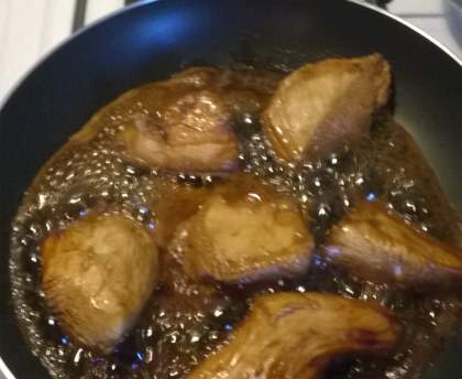 Filets de poulet marinés au citron, au miel et aux graines de sésame