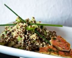 Filets de rougets marinés, sauce aux fruits exotiques, salade de quinoa