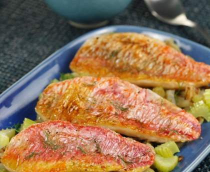 Filets de rougets rôtis au fenouil et beurre au basilic