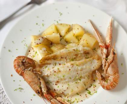 Filets de soles crêmés au citron sur lit de pommes de terre et langoustines zestées de citron vert