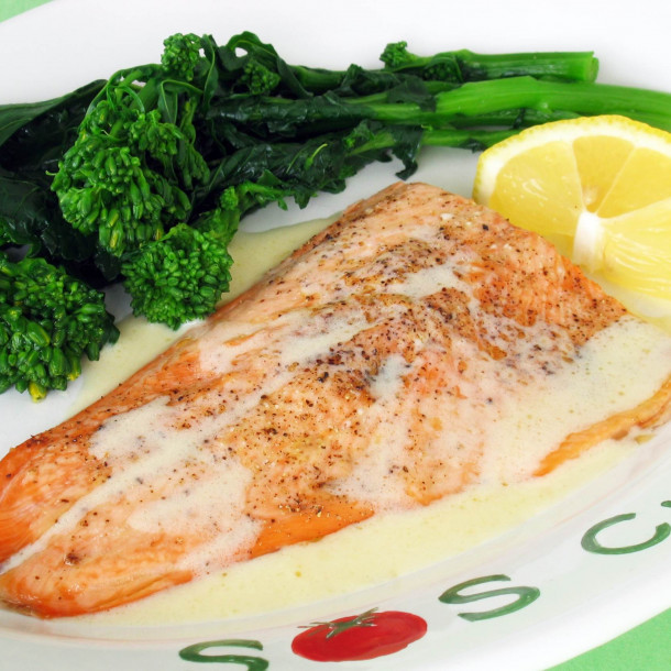 Filets de truite, sauce au citron et marjolaine