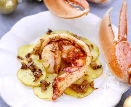 Fine tartelette de pommes de terre au homard rôti