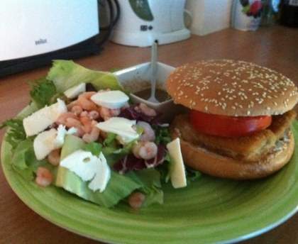 Fish burger maison et sa salade de crevettes mozarella