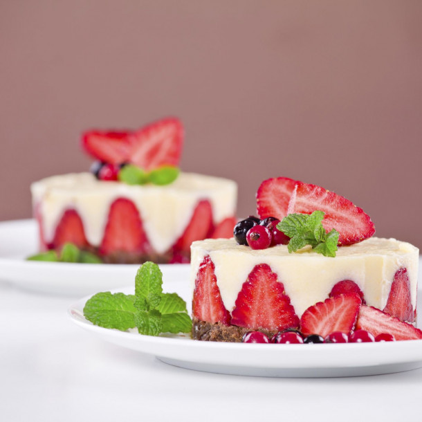 Flan au lait d’amandes, miel et fraises maison