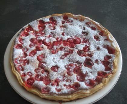 Flan aux cerises sur pâte feuilletée