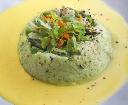 Flans d'asperges vertes nappés de sauce à l'orange
