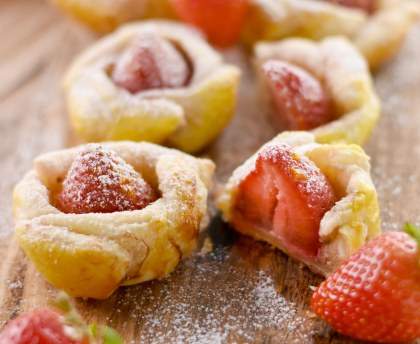 Fleurs de fraises feuilletées