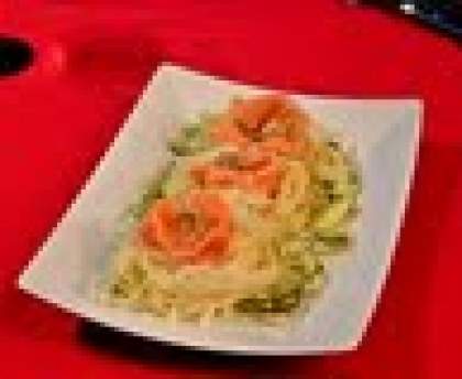 Fleurs de tagliatelles au saumon et courgettes