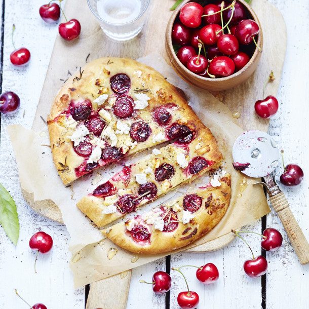 Focaccia au fromage de brebis, cerises de nos régions et romarin