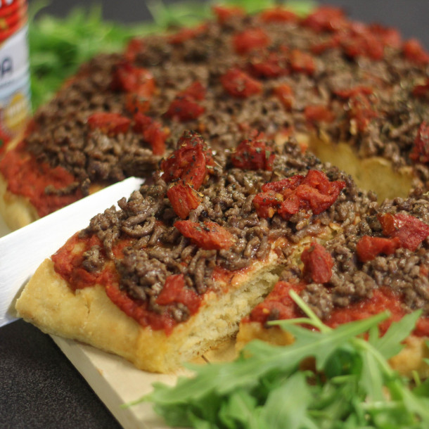 Focaccia tomate basilic & viande hachée 