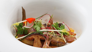 Foie gras poêlé aux légumes, bouillon épicé