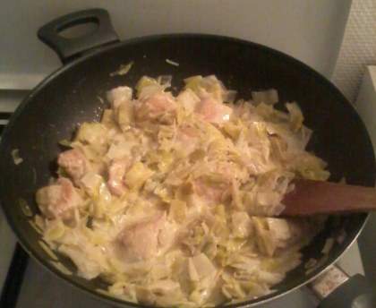 Fondue de poulet aux poireaux et vin blanc