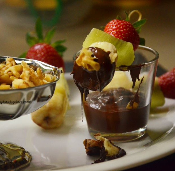 Fondue tutti frutti au chocolat et noix
