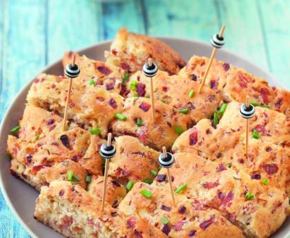 Fougasses moelleuses aux cacahuètes, lardons, jambon, oignons